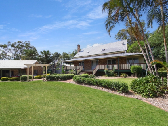 Unique Storybook Cottage – Horse Friendly 5017m2 Acreage + studio, pool and more