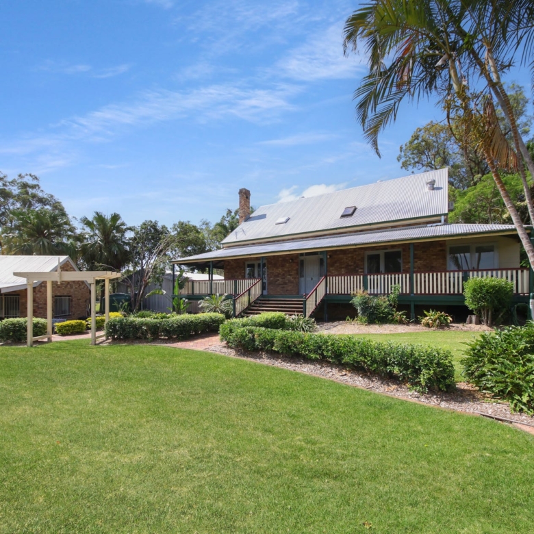 Unique Storybook Cottage – Horse Friendly 5017m2 Acreage + studio, pool and more