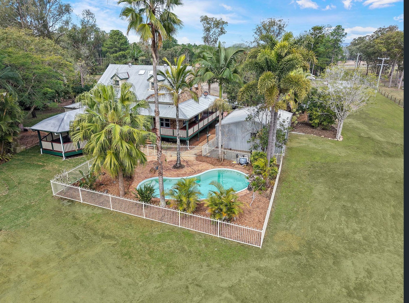 Unique Storybook Cottage – Horse Friendly 5017m2 Acreage + studio, pool and more