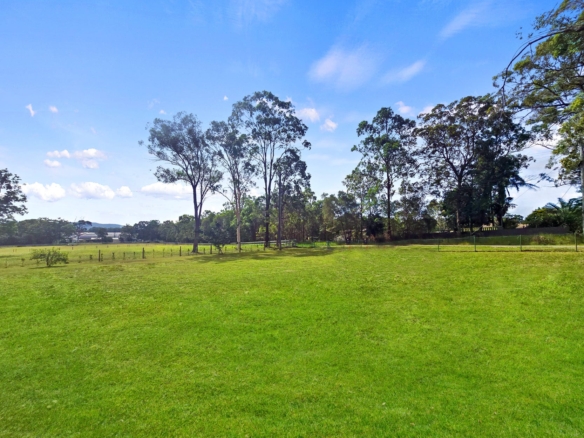 Unique Storybook Cottage – Horse Friendly 5017m2 Acreage + studio, pool and more