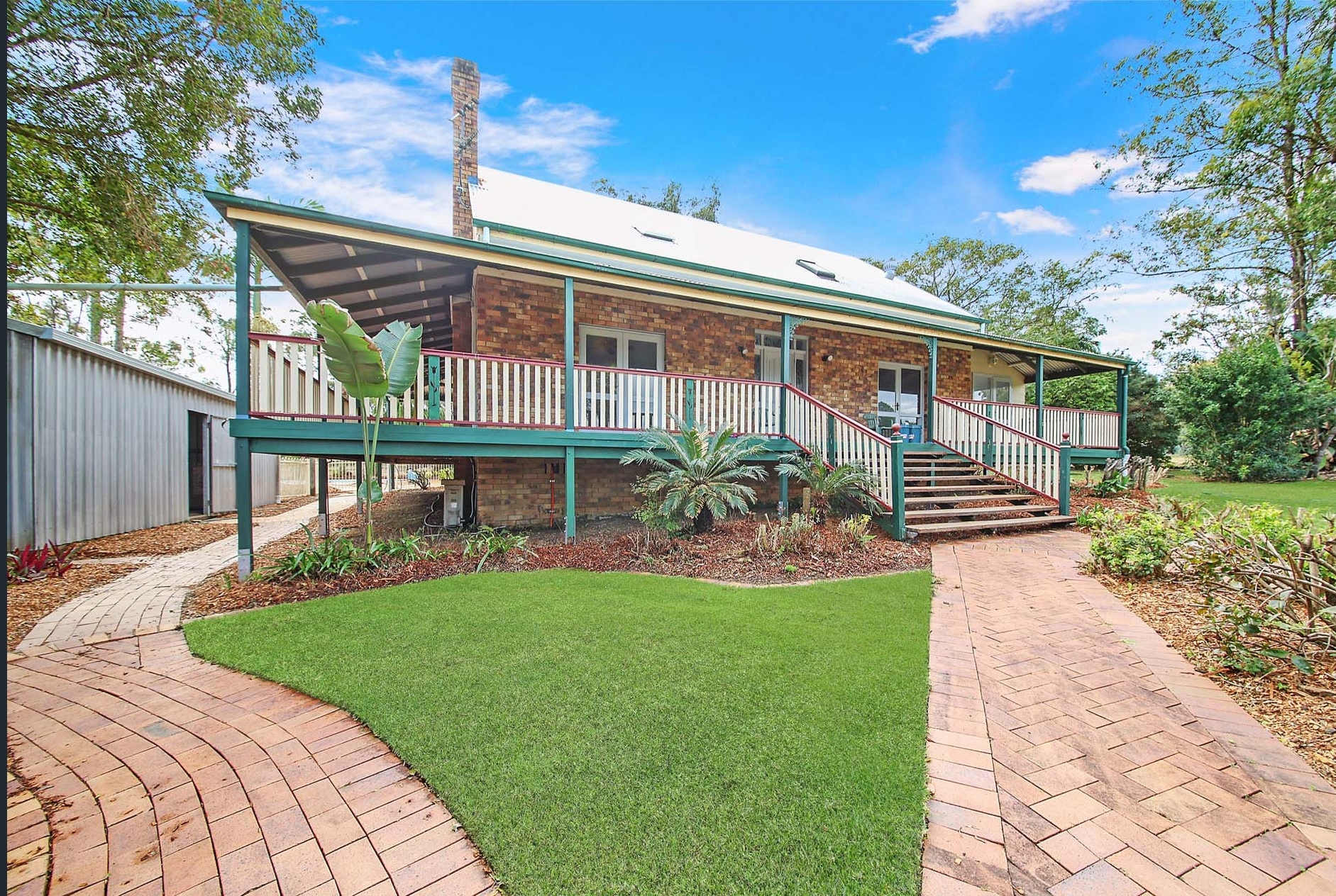 Unique Storybook Cottage – Horse Friendly 5017m2 Acreage + studio, pool and more