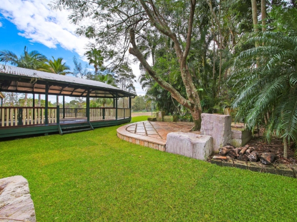 Unique Storybook Cottage – Horse Friendly 5017m2 Acreage + studio, pool and more