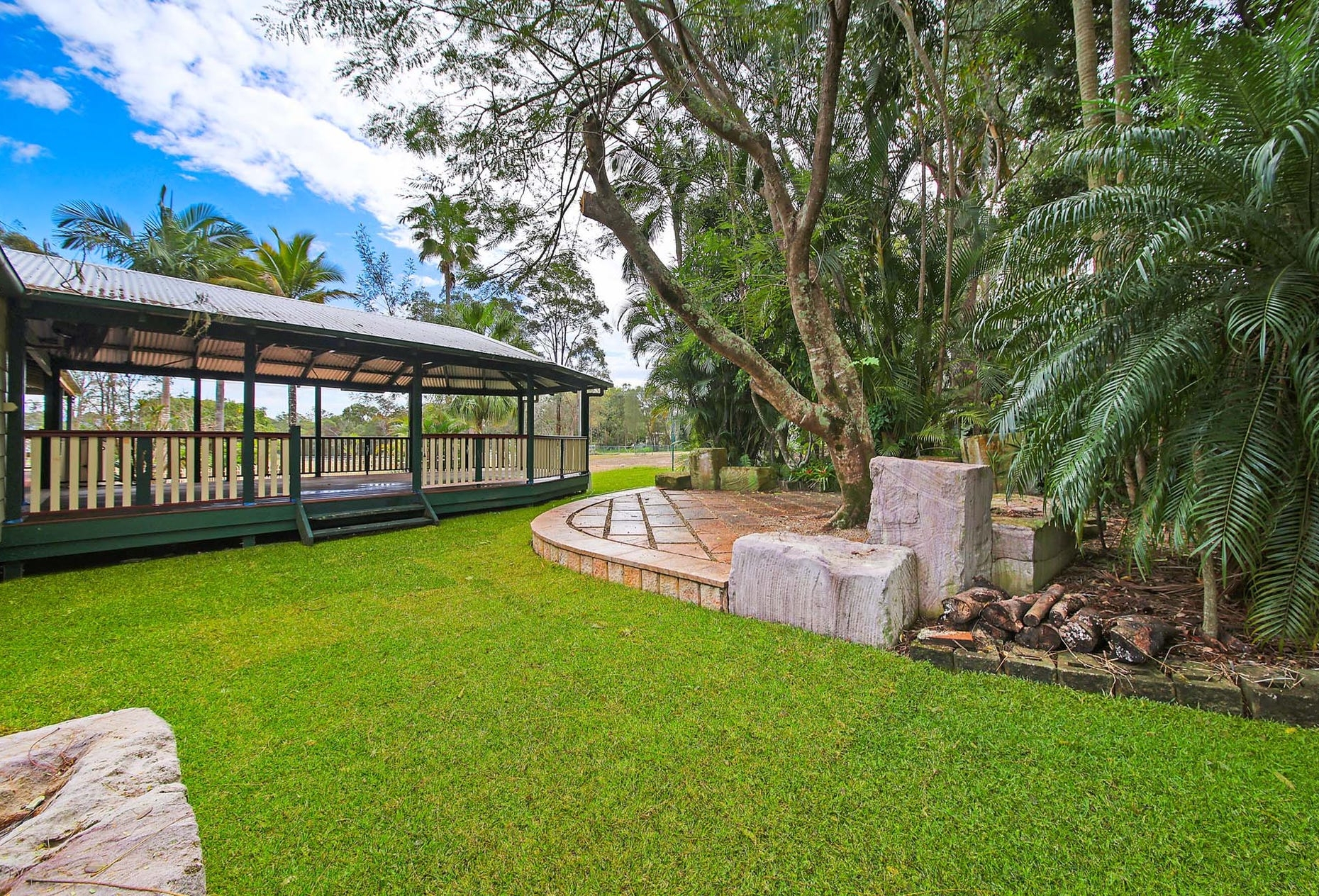 Unique Storybook Cottage – Horse Friendly 5017m2 Acreage + studio, pool and more
