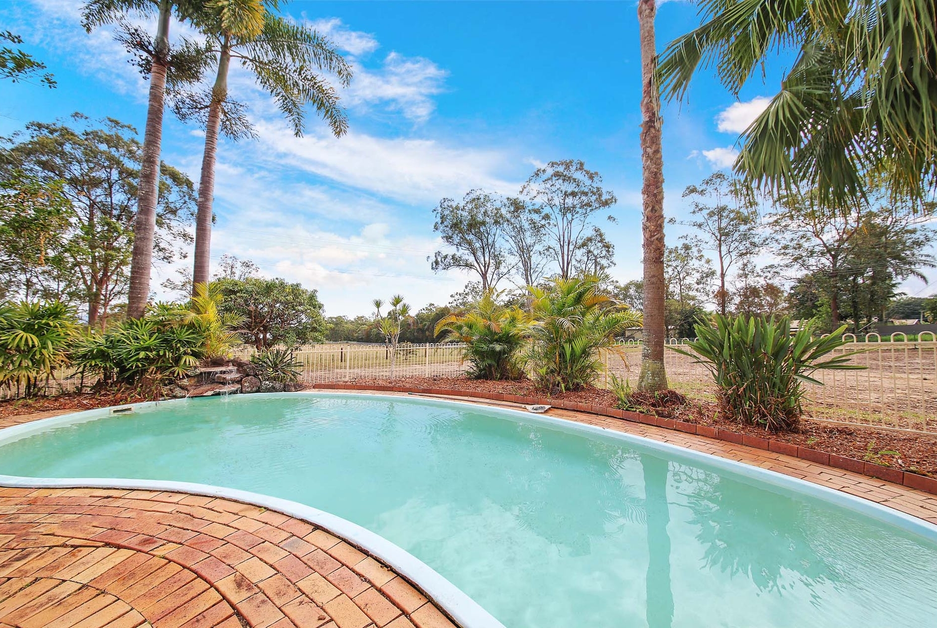 Unique Storybook Cottage – Horse Friendly 5017m2 Acreage + studio, pool and more