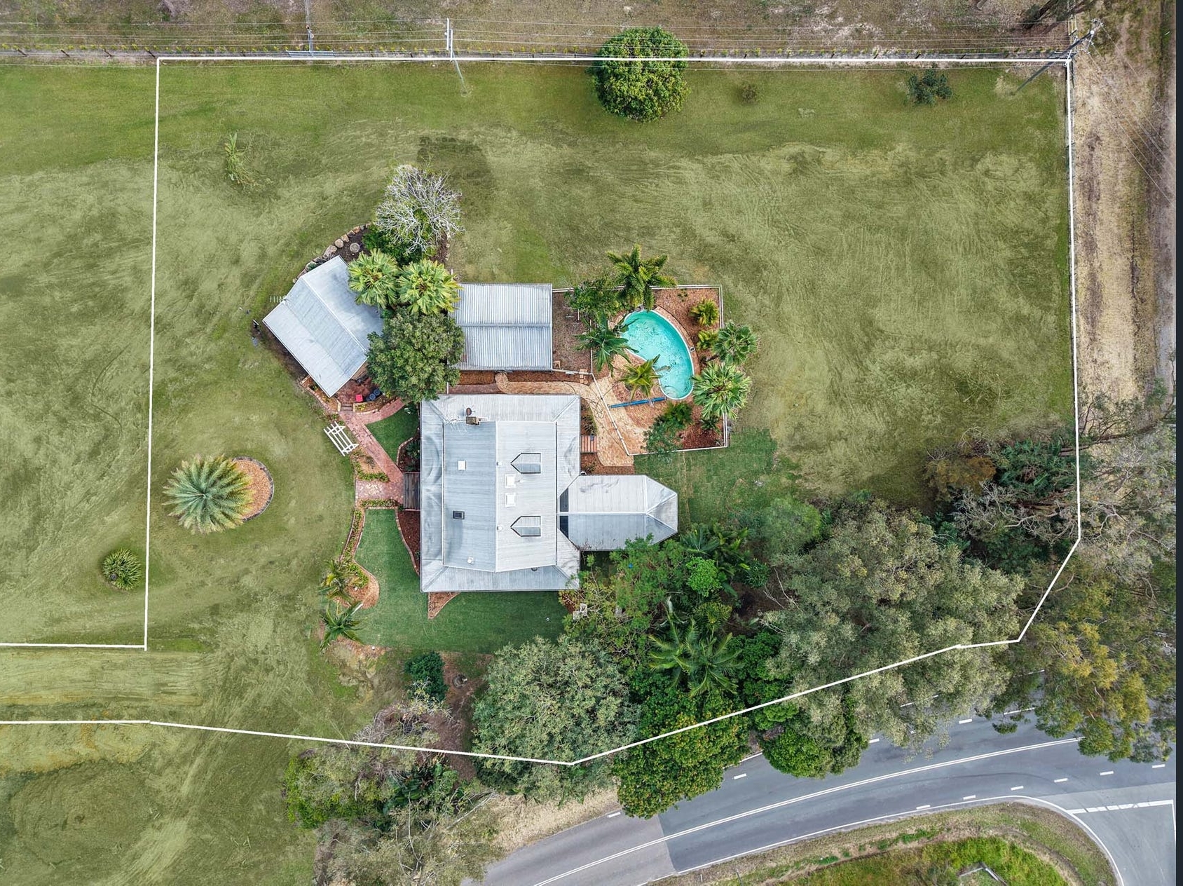Unique Storybook Cottage – Horse Friendly 5017m2 Acreage + studio, pool and more
