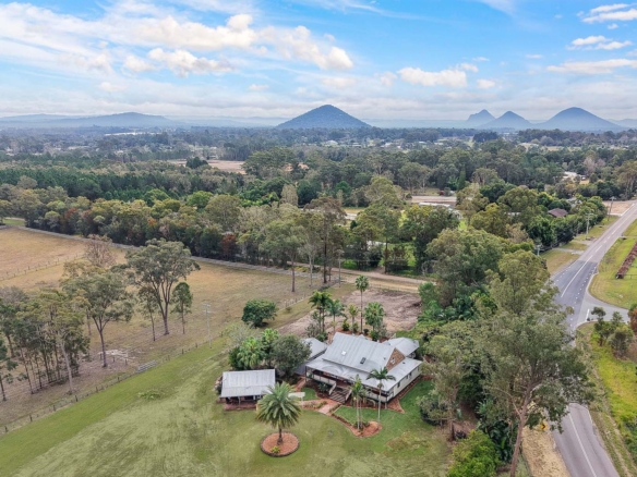 Unique Storybook Cottage – Horse Friendly 5017m2 Acreage + studio, pool and more
