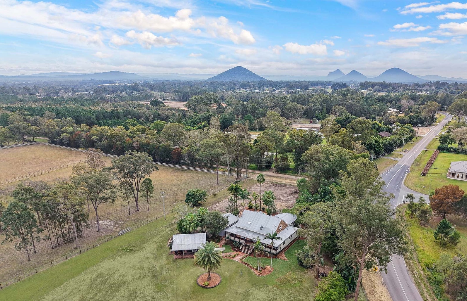 Unique Storybook Cottage – Horse Friendly 5017m2 Acreage + studio, pool and more
